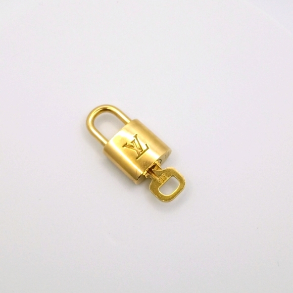 AUTHENTIC UNISEX LOUIS VUITTON LOCK AND KEY WITH 22" NON BRANDED BRASS C… - Picture 5 of 6